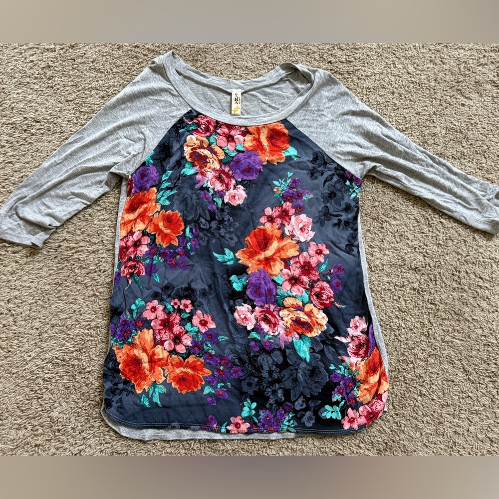 🎀3/$25🎀 LARA Gray Raglan Sleeve Floral Blouse size small